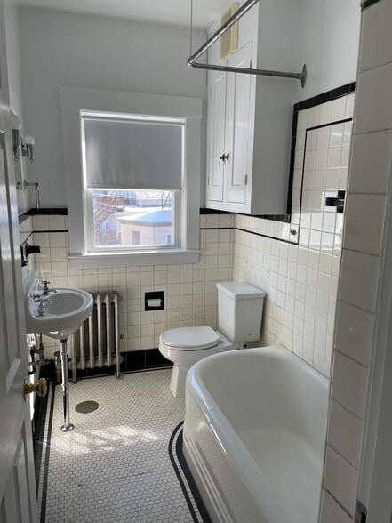 Building Photo - 150 Crescent St