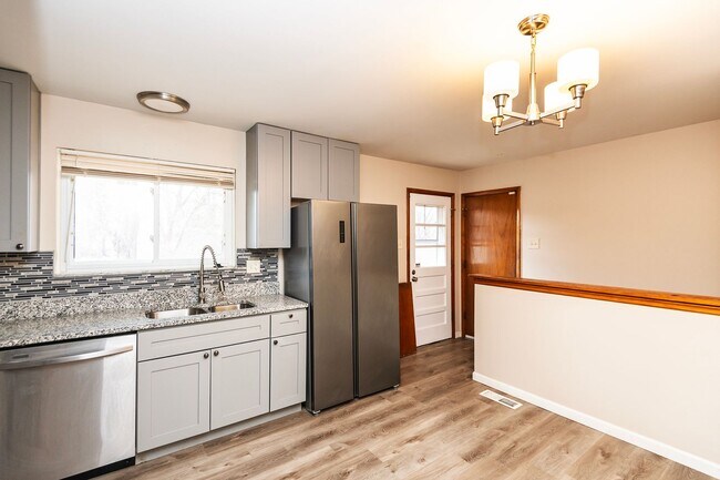 Building Photo - Lovely 3 Bedroom 2 Bathroom Home