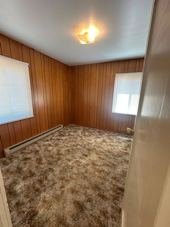 Building Photo - Cute 2 bedroom home