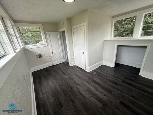 Building Photo - Gorgeous 2 story, 3 bedroom / 2bathroom ho...