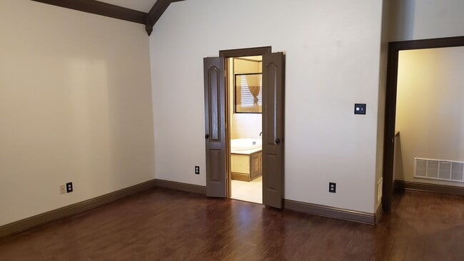 Building Photo - 1621 Colonial Dr