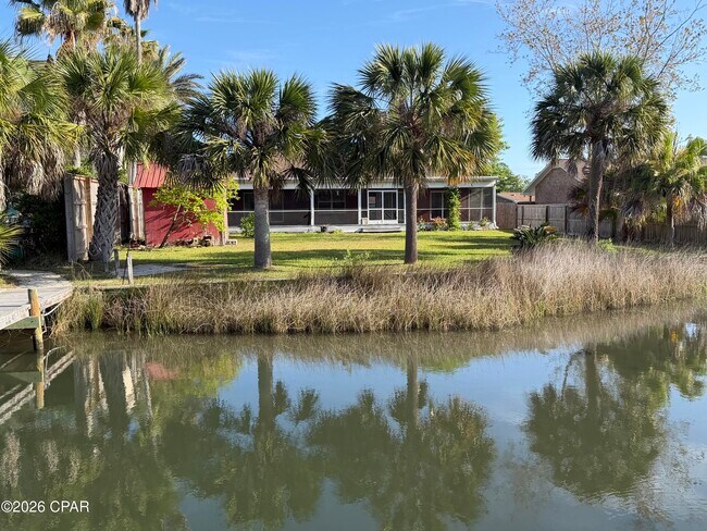 Building Photo - 816 W 8th St Cir