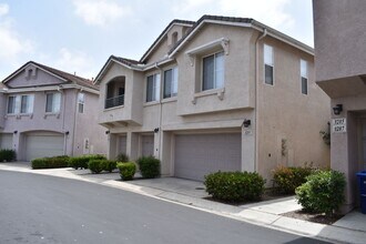 Building Photo - 3 bd 2.5 ba, Condo With Community Pool (Chula Vista, 91910)