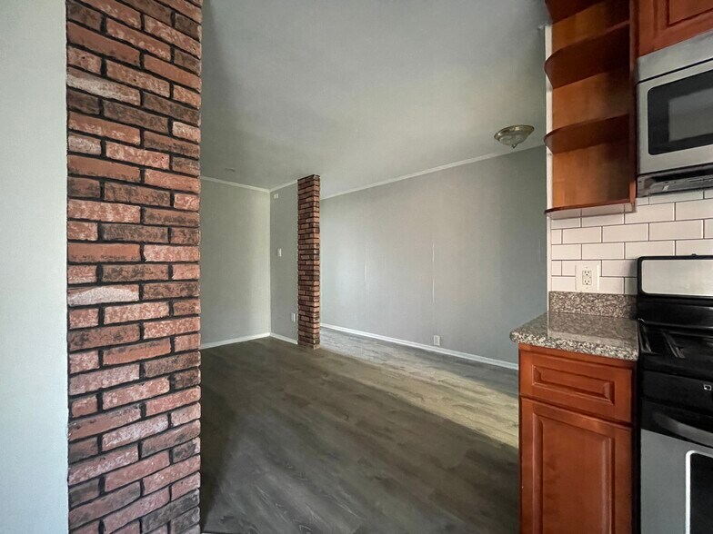 Building Photo - 614 Borbeck Ave