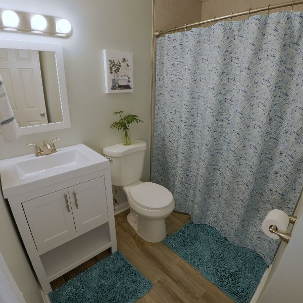 Full bathroom - 2702 Parker Ave