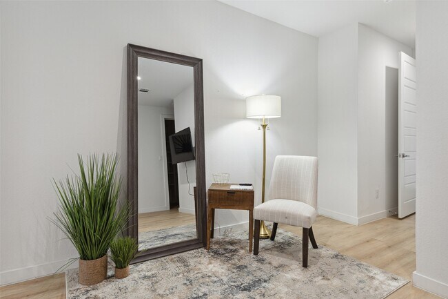 Building Photo - 4305 Roseland Ave