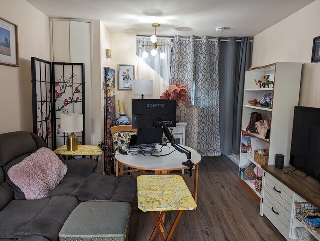 Building Photo - 187 Flax Hill Rd