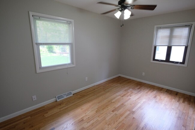 Building Photo - Just Remodeled!  3 Bedroom 1 Bath near jus...