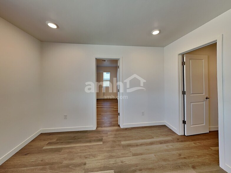 Building Photo - 6192 W Calle Lingo