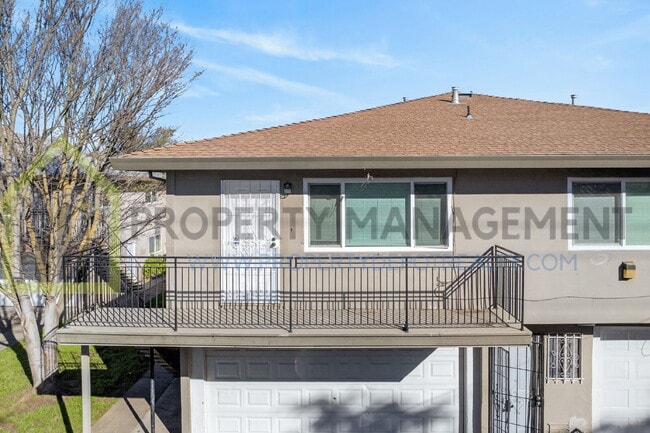 Building Photo - Charming 2-Bed Hideaway in Sacramento – Your Perfect Urban Retreat!