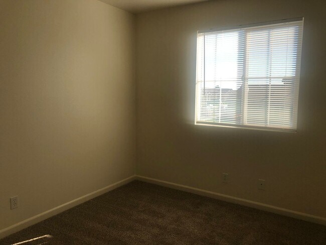 Building Photo - REDUCED!!REDUCED!!  Huge 5 Bedroom 3 Bath ...