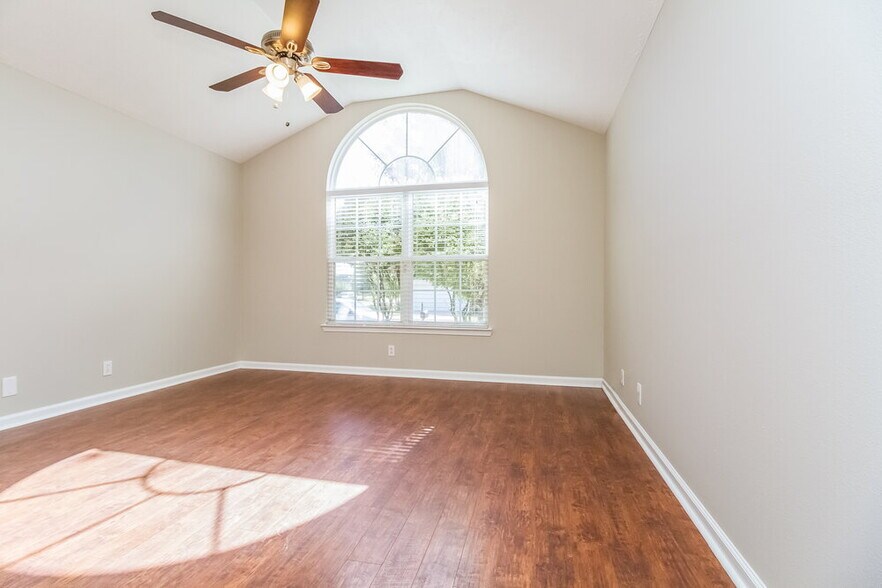 Building Photo - 3304 Tourmaline Dr