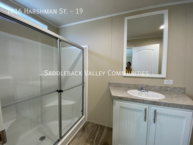 Building Photo - Beautiful modern 2 bedroom 2 bath availabl...