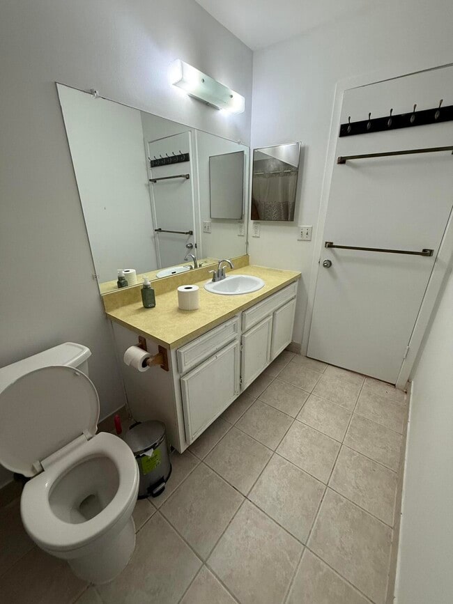 Building Photo - 1082 Greenhills Dr