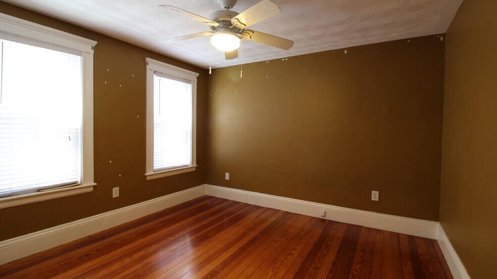 Building Photo - 162 Walnut St