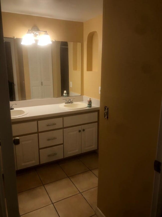 Building Photo - 1717 Vista Oaks Cir NE
