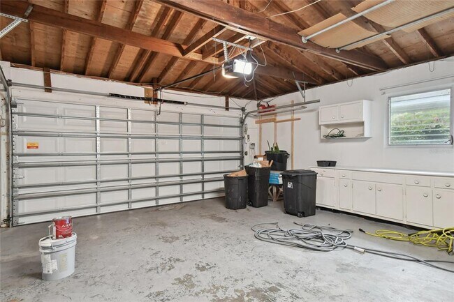 Building Photo - 2111 Lanai Ave