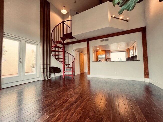 Building Photo - Renovated Uptown District Top Floor Condo in the Hillcrest