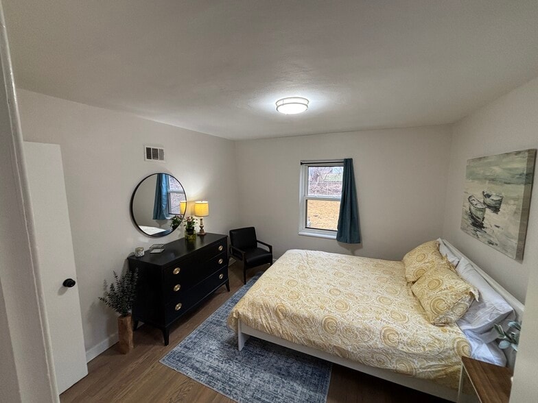 Building Photo - 5025 Lenox Ave