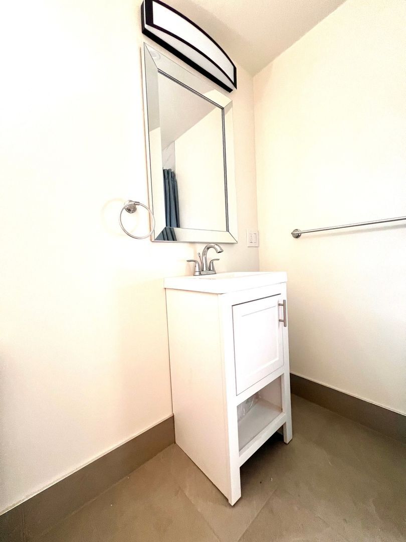 Building Photo - 2117 E 112th St