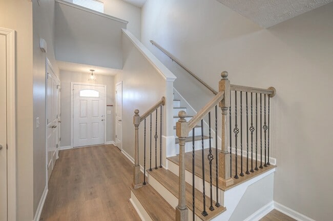 Building Photo - 911 Dahlia Dr