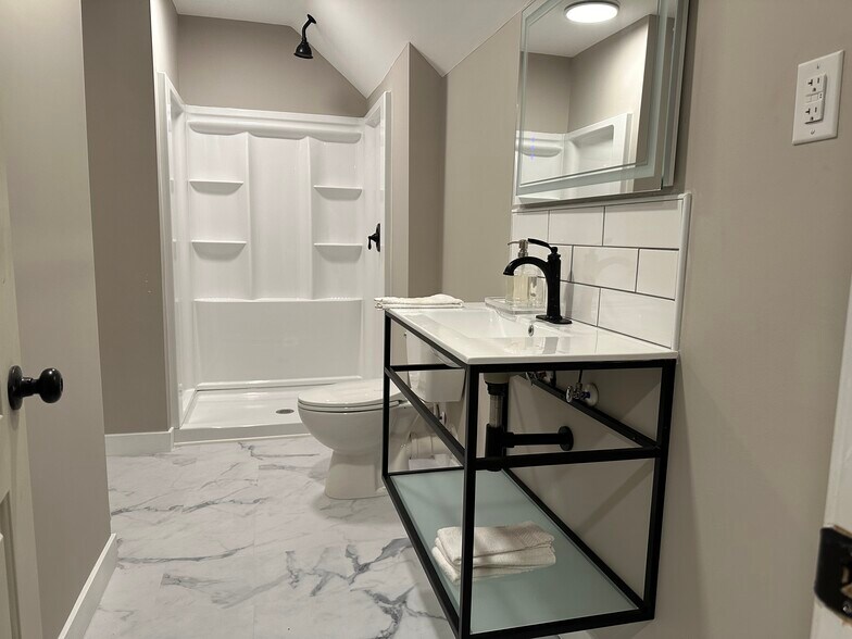 Upstairs Bath - 521 Capstone Dr