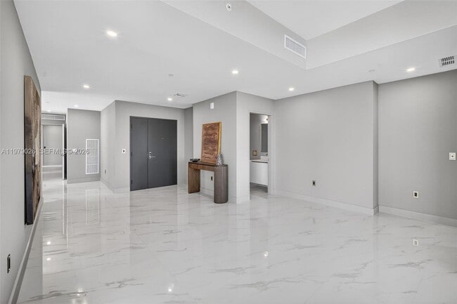 Building Photo - 700 NE 24th St