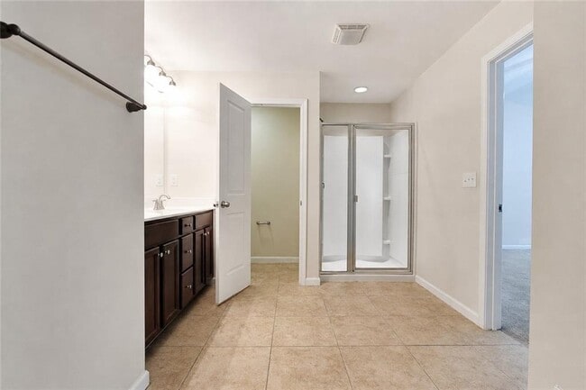 Building Photo - 2132 Greencrest Cir