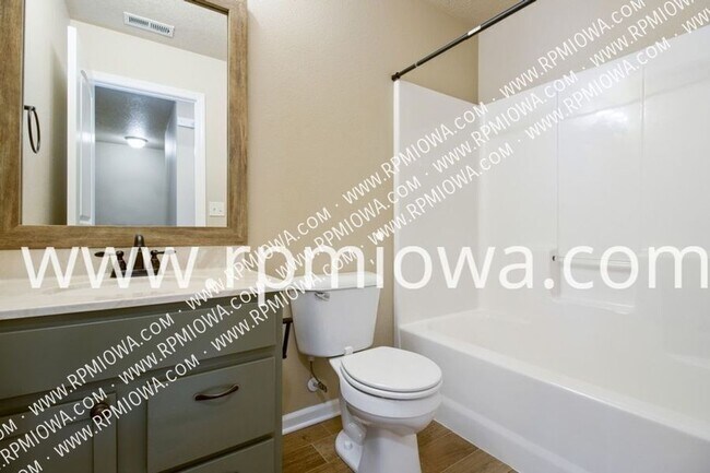 Building Photo - 495 SE Sagewood Cir