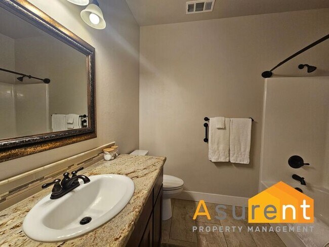 Building Photo - Fully Furnished 2BR/2BA Home in Central Point