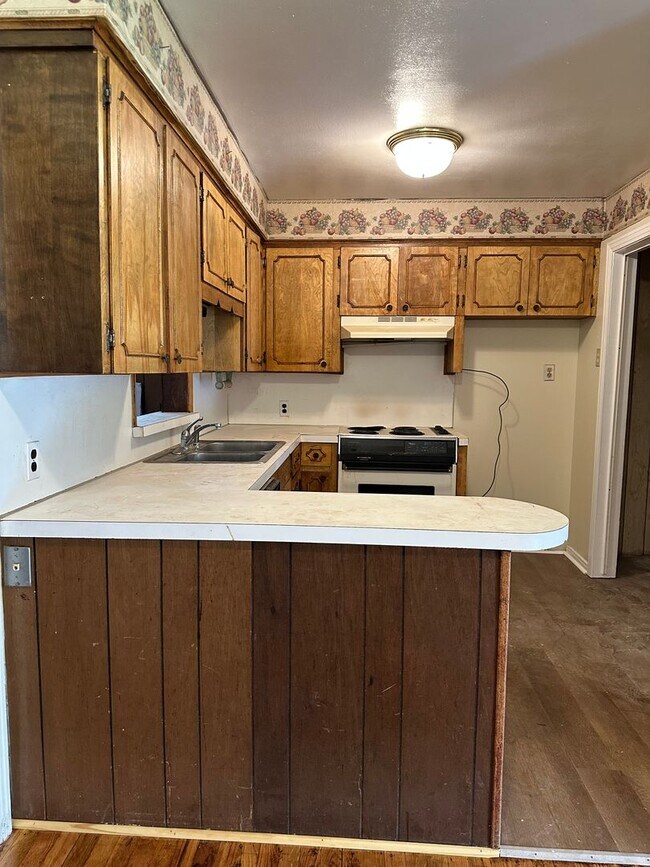 Building Photo - 3 Bedroom 2 bathroom home central air and Heat.