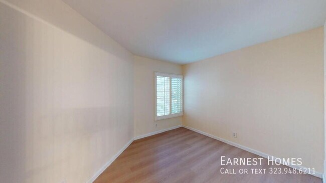 Building Photo - 6628 N Clybourn Ave