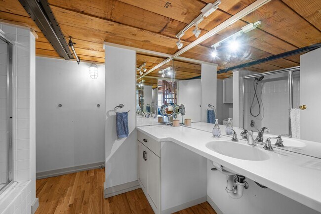 Building Photo - Beautiful loft in Downtown Denver!