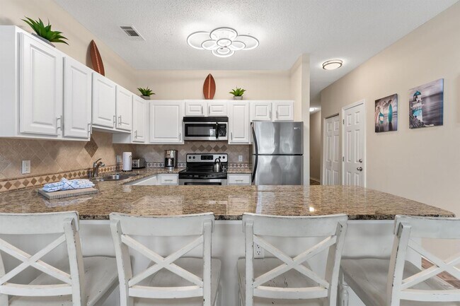 Building Photo - Beautifully furnished 2B/2B condo steps from Gulf of Mexico available for long term lease!