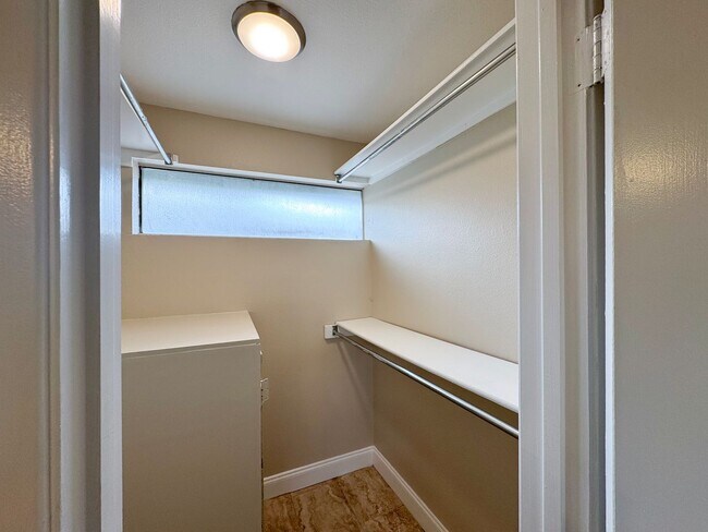 Building Photo - 3843