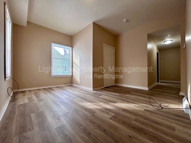 Building Photo - 514 E Center St