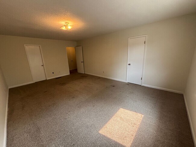 Building Photo - 401 Chateau Dr SE
