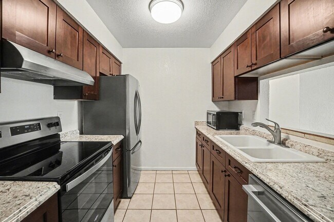 Building Photo - Updated 2 Bedroom 2 Bathroom Condo in Lakewood!