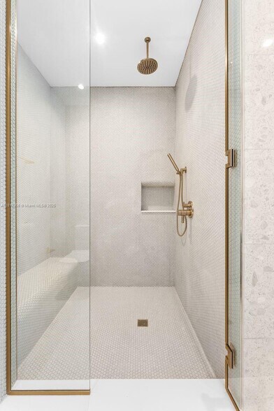 Building Photo - 2655 S Bayshore Dr