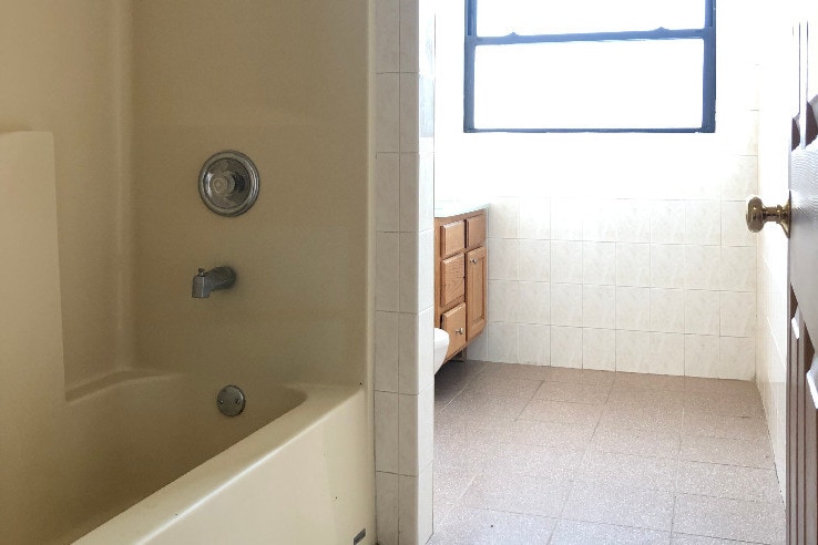 Bathroom: 12 x 6 - 952 W Windsor Ave