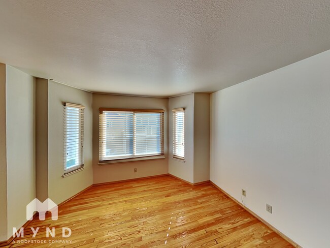 Building Photo - 125 Rosa Flora Cir