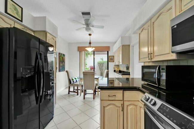 Building Photo - 7599 Mirabella Dr