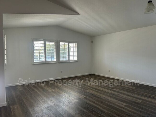 Building Photo - 542 Fiesta Ct