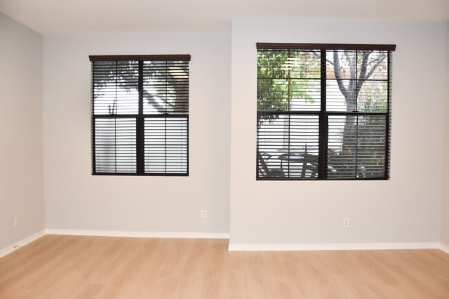 Building Photo - 507 W Maple Ave