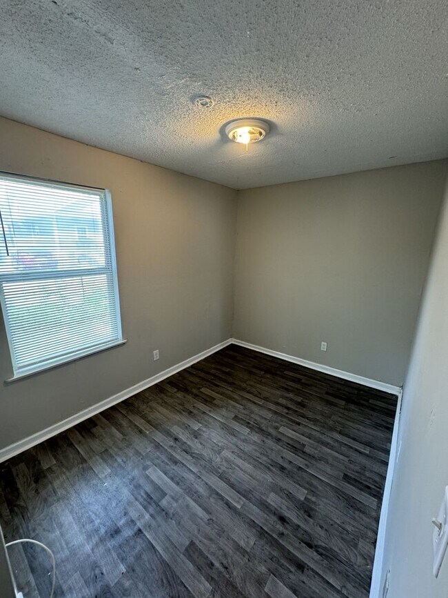 Building Photo - 2 Bedroom 1 Bathroom in Highland Park!