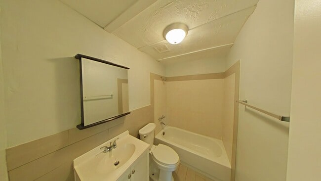 Building Photo - Lovely 2/1 - Convenient Location
