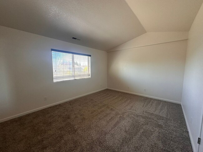 Building Photo - West Eugene 4 Bedroom Treasure