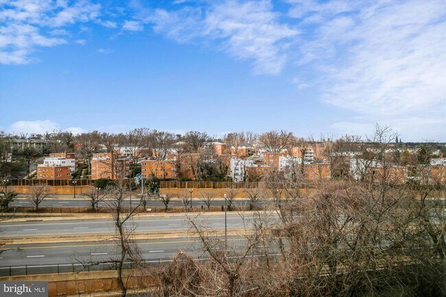 Building Photo - 1633 N Colonial Terrace