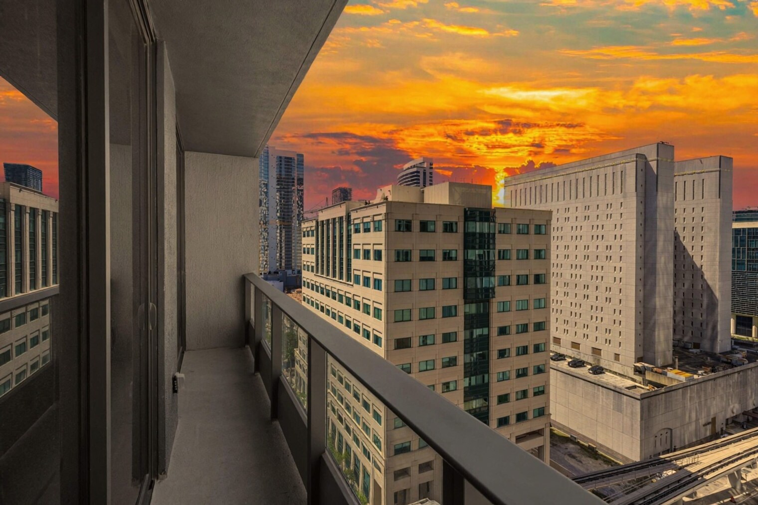 Building Photo - 501 NE 1st Ave