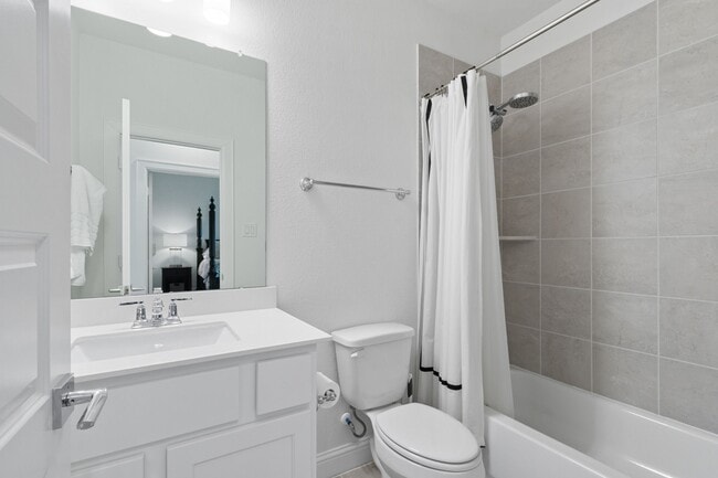 Building Photo - 902 Falcon Hollow Ln